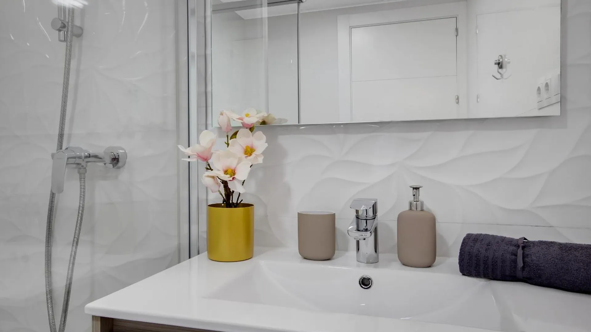 The Charming Oasis! 2 Bedrooms - By Hellodomik Benalmádena Apartmán